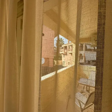 Daire Q Fox, Corfu Town